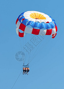 滑翔伞三个女人在降落伞上玩得很开心图片
