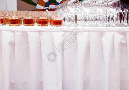 白桌上威士忌杯子照片图片