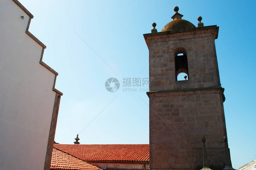 世纪圣劳伦斯教堂的钟楼和红色屋顶图片