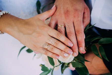 男人和女人戴结婚戒指的照片图片