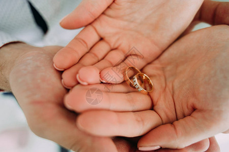 男人和女人戴结婚戒指的照片图片