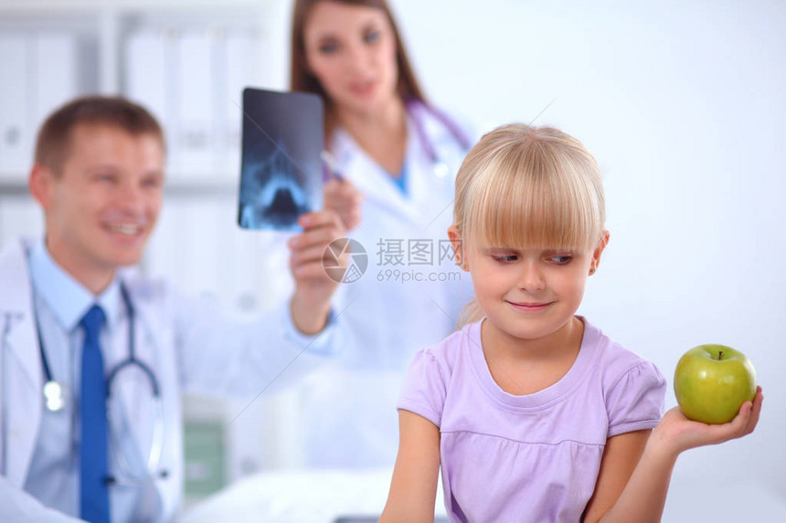 儿童与医学概念女医生给小图片