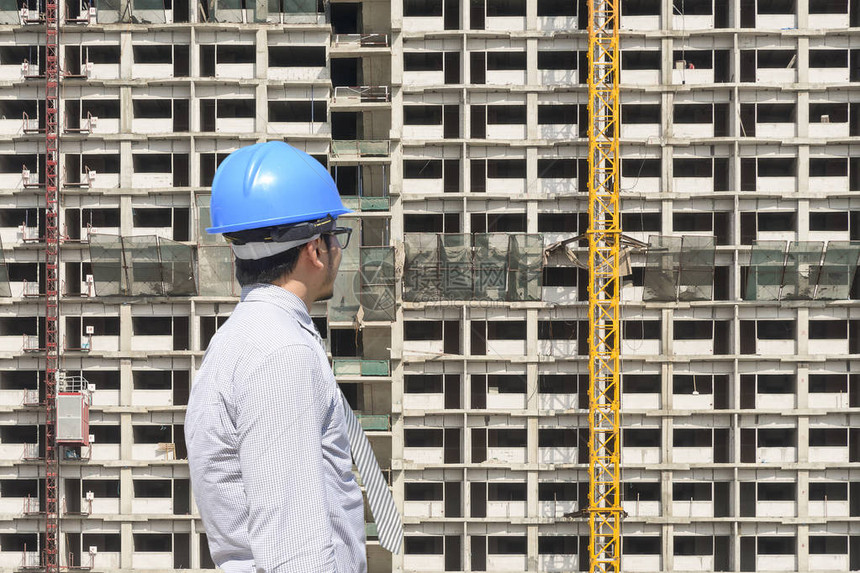 施工现场的建筑工程师图片