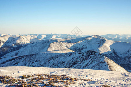 壮丽的雪山冬季景观图片
