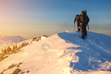 旅游者在雪山上旅行图片