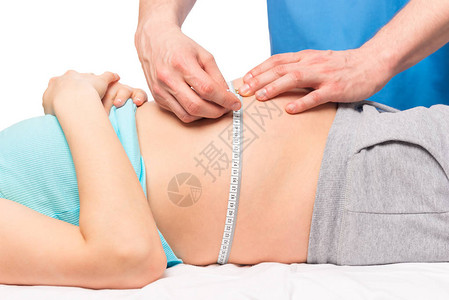 妇科医生用卷尺测量腹部的体积图片