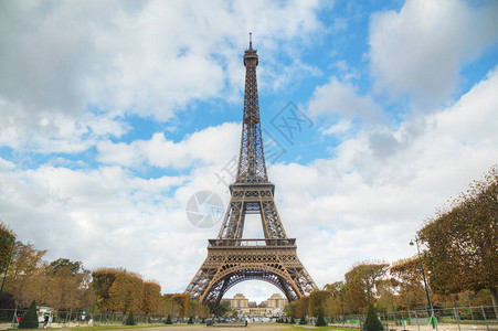 巴黎市风景与埃菲尔塔在阳图片
