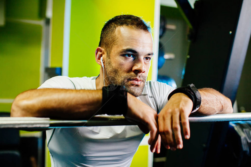健壮的体力建筑师集中在健身房里一个强壮肌肉图片