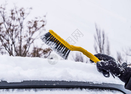 冬季天气条件恶劣降雪在城市雪覆盖的汽车从图片