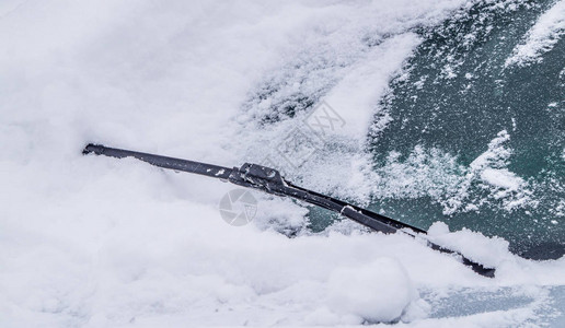 冬季天气条件恶劣降雪在城市雪覆盖的汽车从图片