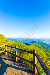山下智久Wooden观点甲板清晰地展示了南朝鲜的Jirisan山下背景
