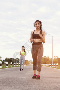 年轻运动女子慢跑图片