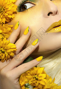 黄色化妆品和美甲指甲的锋利奥val形状用鲜图片