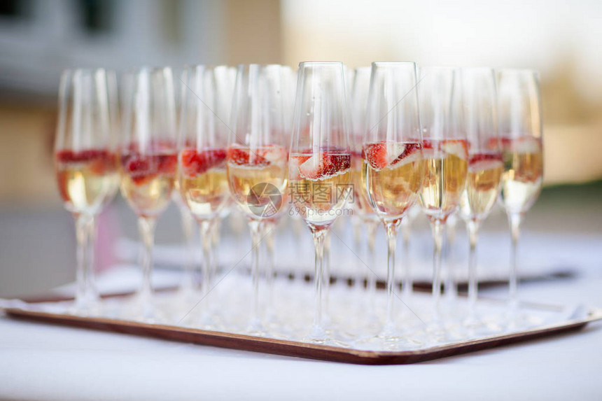 喜酒香槟传统敬酒邀请到新娘和图片