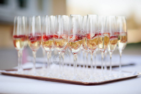 喜酒香槟传统敬酒邀请到新娘和背景
