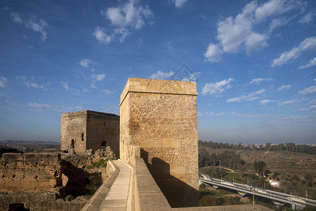 塞维利亚省位于瓜达伊拉阿尔卡拉市的城堡或最大的Almoha图片