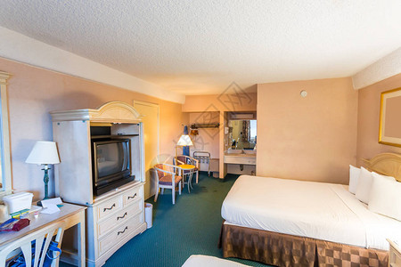 有床和电视机床的旅馆卧图片