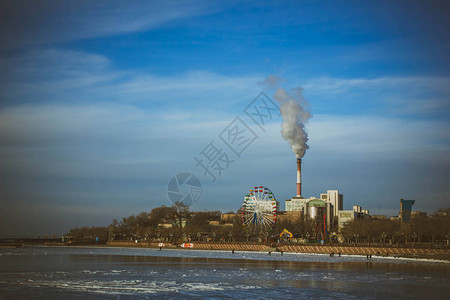 俄罗斯滨海边疆区符拉迪沃斯托克市海湾的冬季灯塔大图片