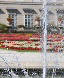 向欧洲别墅花园喷洒水的图片