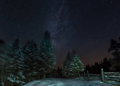 银河和满天空山林上有星夜间冬季风图片