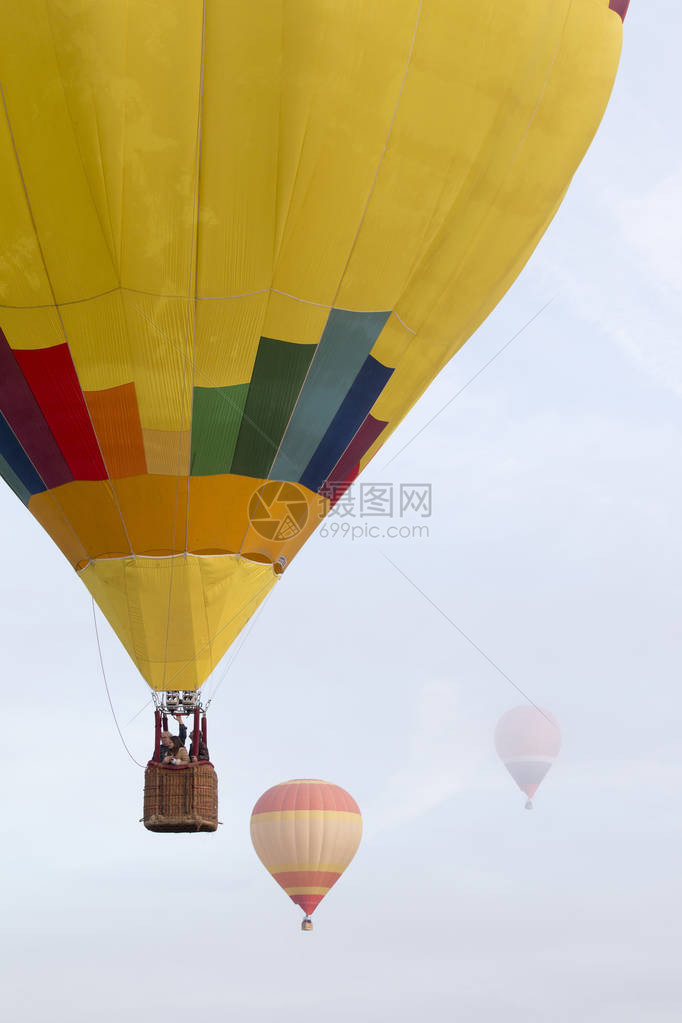 五颜六色的热气球节的提升视图图片