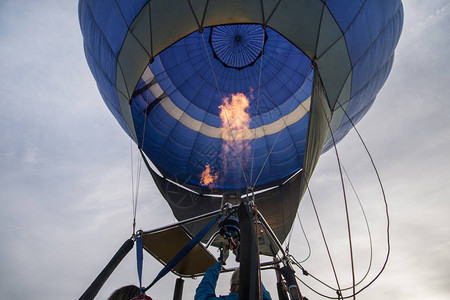 风机器给蓝色热气球充气图片