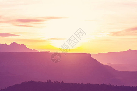 美丽的山剪影在日落图片