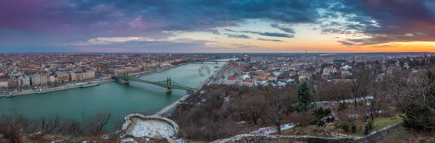 匈牙利布达佩斯以多瑙河Szabadsag桥和GelletBath在日落时从GellertHill拍取的布达佩图片