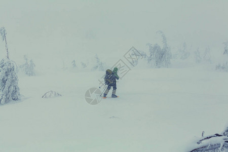 冬天山的远足者冒险概念图片