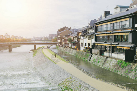 日本京都四条大桥西东町的京都河景观高清图片