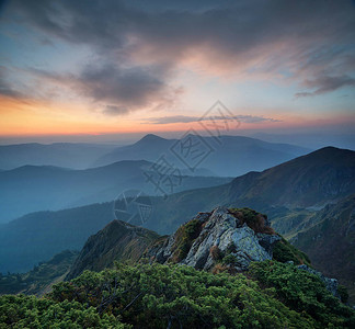 夏季日落时的山景图片