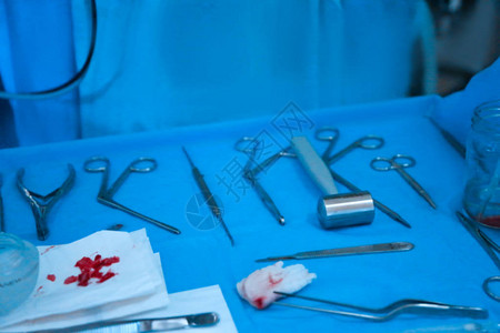 手术室桌子上的一套手术器械图片