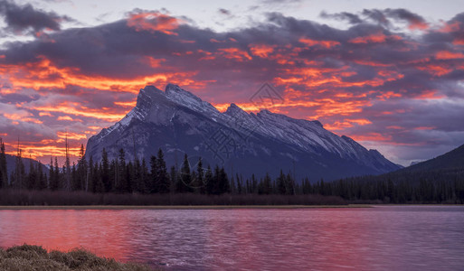 BanffSunrise龙德山后一个戏剧日出从贝尔米利昂湖抓获就在班背景图片