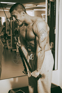 在健身房锻炼后摆姿势的肌肉运动健美运图片