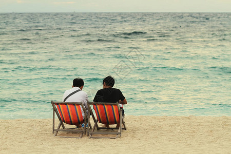 两个人坐在甲板椅子上夏天在图片