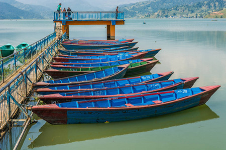 船停泊在Phewa湖Pokhara图片