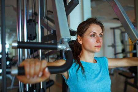 在健身中心运动妇女修健身房培训设备图片