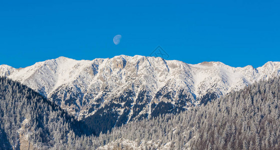 山中冬景雪峰落月图片