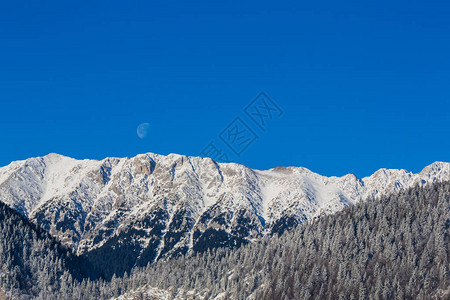 山中冬景雪峰落月图片