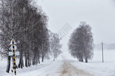 冬季道路上的降雪和雨夹雪冰雪路面冬季暴风雪背景图片