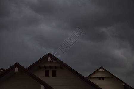 大雨暴风云在家里上空图片