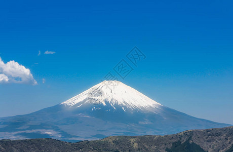 日出时来自日本川口子湖的藤井山图片