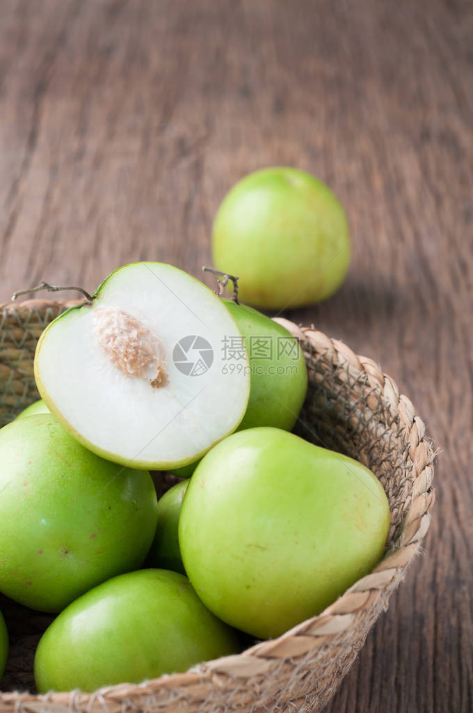 厨房桌子上篮子里有切片新鲜的猴子苹果健康饮食和节食品保健概念篮子上的热带水果图图片