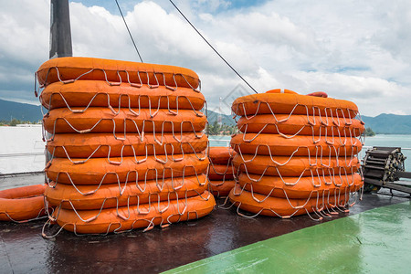 船舶或船上的救生浮标堆叠用于安保和图片