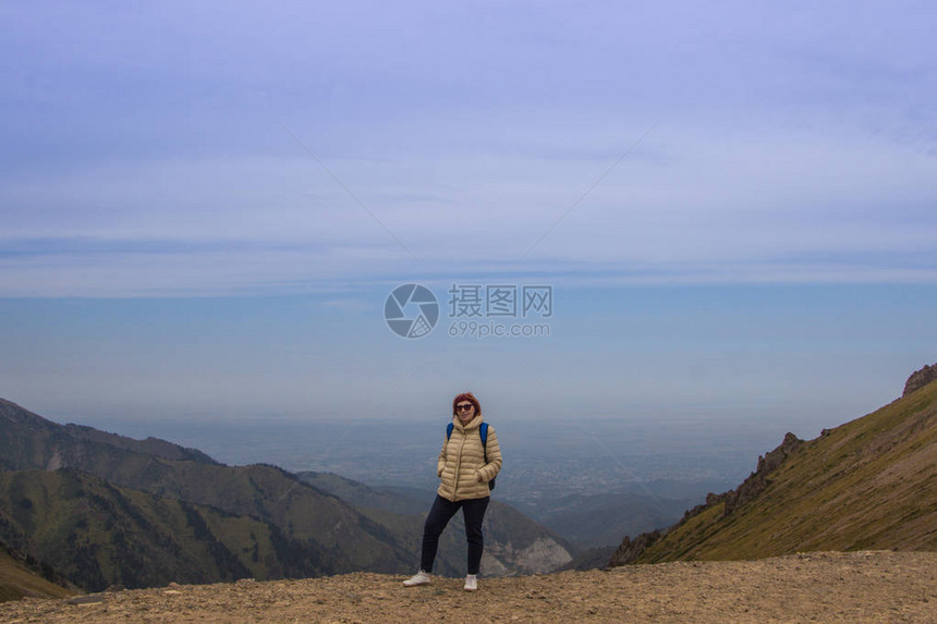 太阳镜中的老龄运动女站在塔加尔口图片