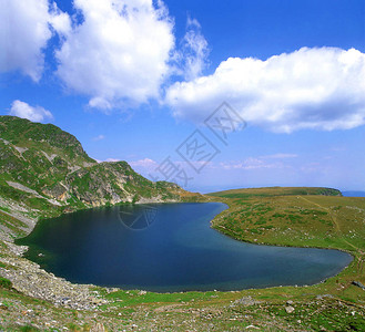 夏天高山上美丽的蓝色湖泊图片