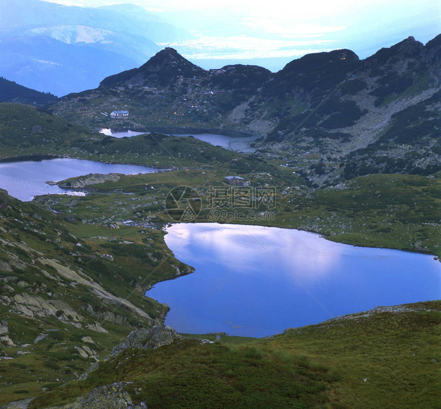 高山上的三个美丽的蓝色湖泊图片