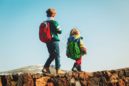 带背包在风景山上徒步旅行的男女儿童图片