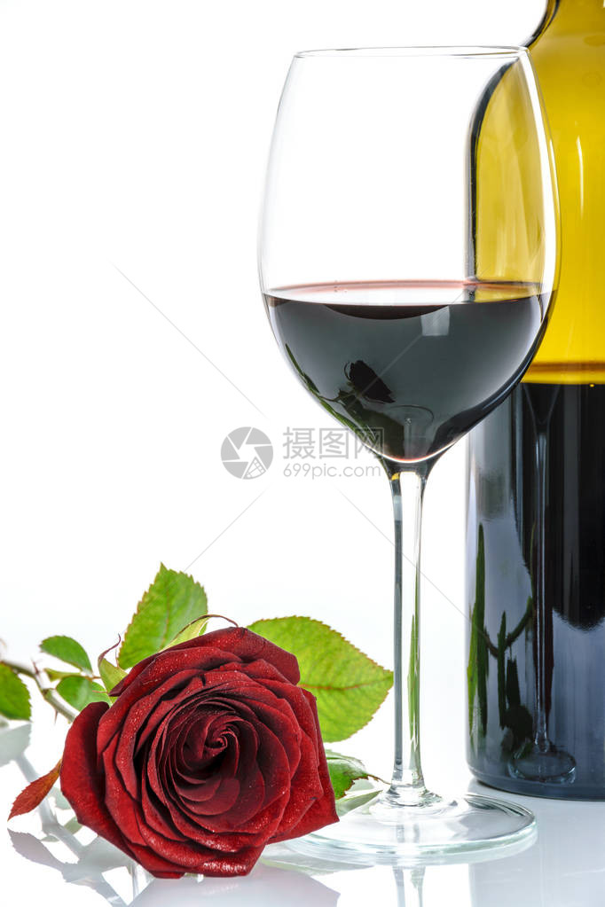 美丽的红玫瑰和酒杯红葡萄酒和图片
