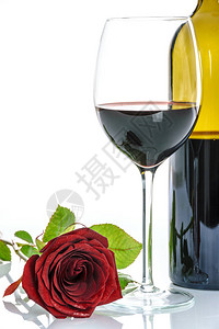 美丽的红玫瑰和酒杯红葡萄酒和图片